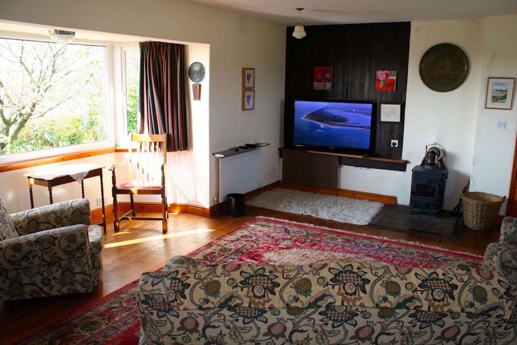 Bal Cottage bay window, TV and stove